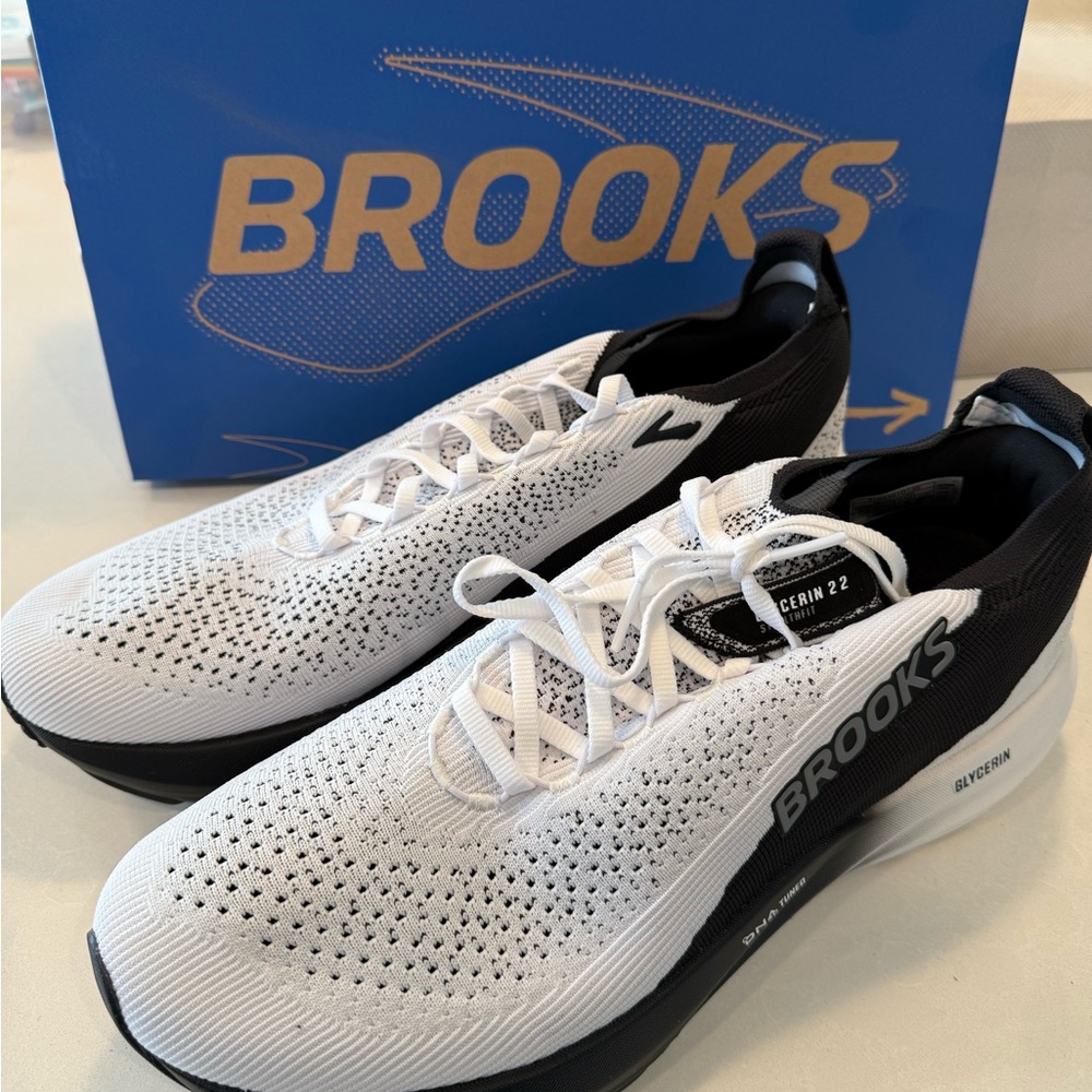 Brooks Glycerin 22 StealthFit White and Black Sneakers